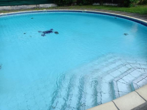 blue and yellow, appartement au calme, avec piscine, WIFI